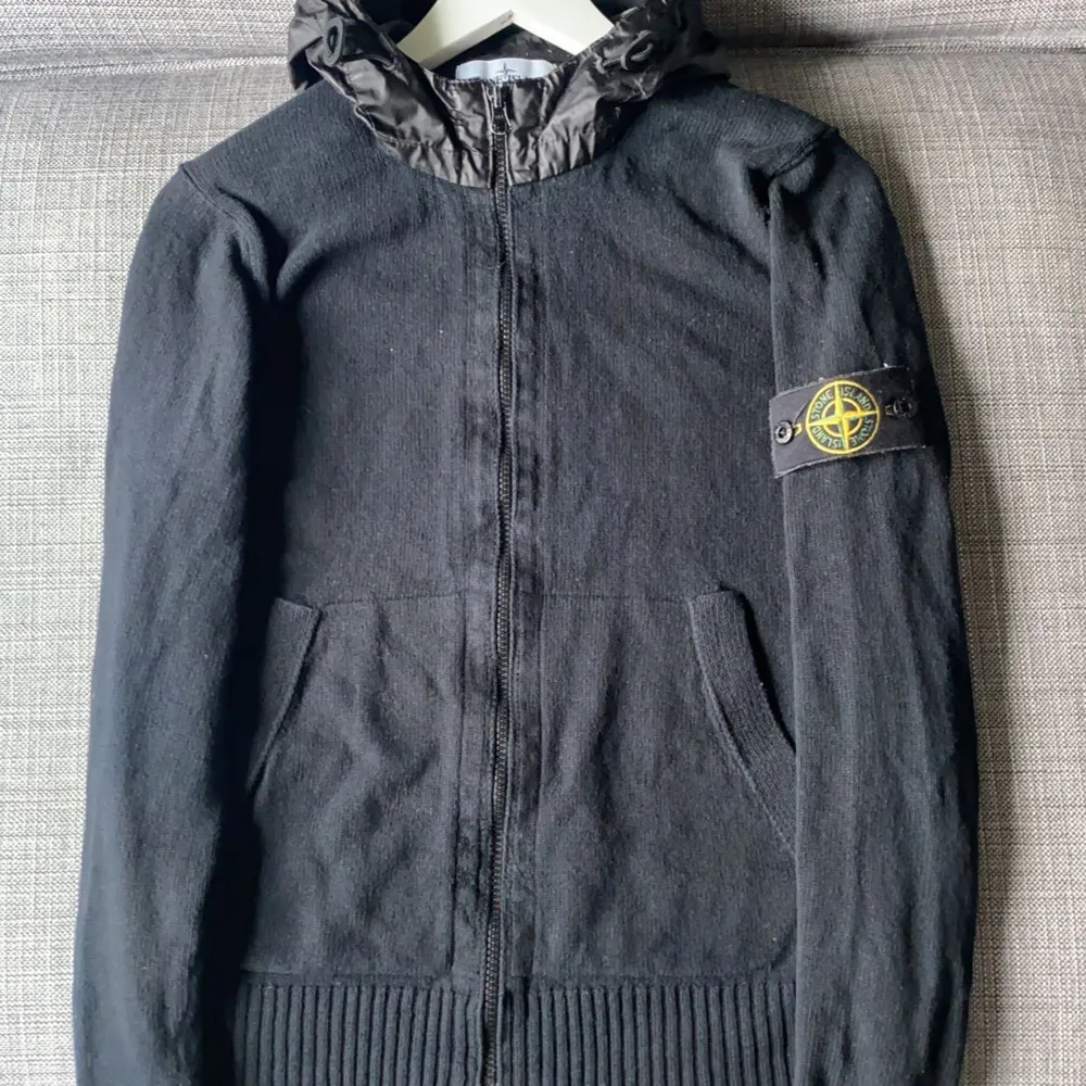 Hej jag säljer nu min Stone island tröja som jag inte använder längre har använt den Max 5 gånger. Den är i bra skick och storlek S. . Stickat.