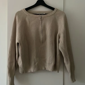 Carin Wester tröja - Stickad tröja från Carin Wester, har en liten dragkedja där också! Supermysig