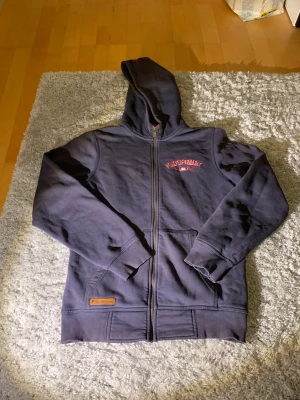 Peak zip hoodies - Snygg peak zip hood. Bekväm och speciellt men snygg design. Skriv för fler bilder. Storlek M men passar även S. Skick 9/10. Skriv för fler frågor och bilder