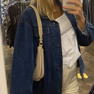 Beige handväska - Beige handväska från Kappahl. Kort axelrem, gullig och passar till allt! Bra skick, en pytteliten fläck framtill som knappt är synlig. 