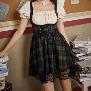 Dark academia dress - Sjukt fin klänning med en vibe av dark academia. Passade inte mig så aldrig använd och helt ny!   Köparen kommer få stå för fraktkostnad som kommer bli runt 54kr. (kan ändras)