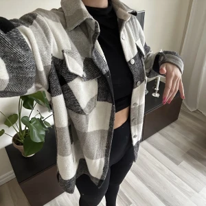 Jacka - Skjort-jacka som är i väldigt bra skick.   Storleken är onesize.