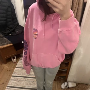 Urban outfitters hoodie  - En så fin hoodie från Urban outfitters! Använd Max 3 gng och har inga syn på användning!