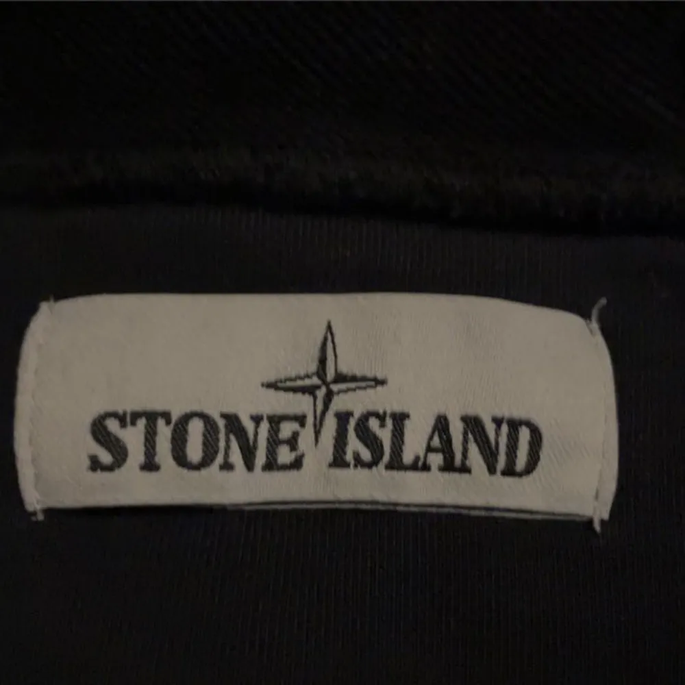 Hej, säljer min Stone Island hoodie i strl S. Tröjan är i färgen marinblå. CLG kod samt extra knapp finns inuti tröjan.  Nypris 2700, kan gå ner något i pris vid snabb affär! . Hoodies.