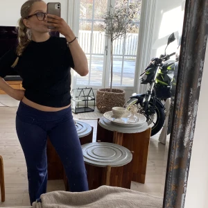Yogapants - Säljer dessa raka marinblåa yogapantsen. Från märket flipflop, storlek S men passar absolut en M/L🥰🥰(Avklippta längst ner)