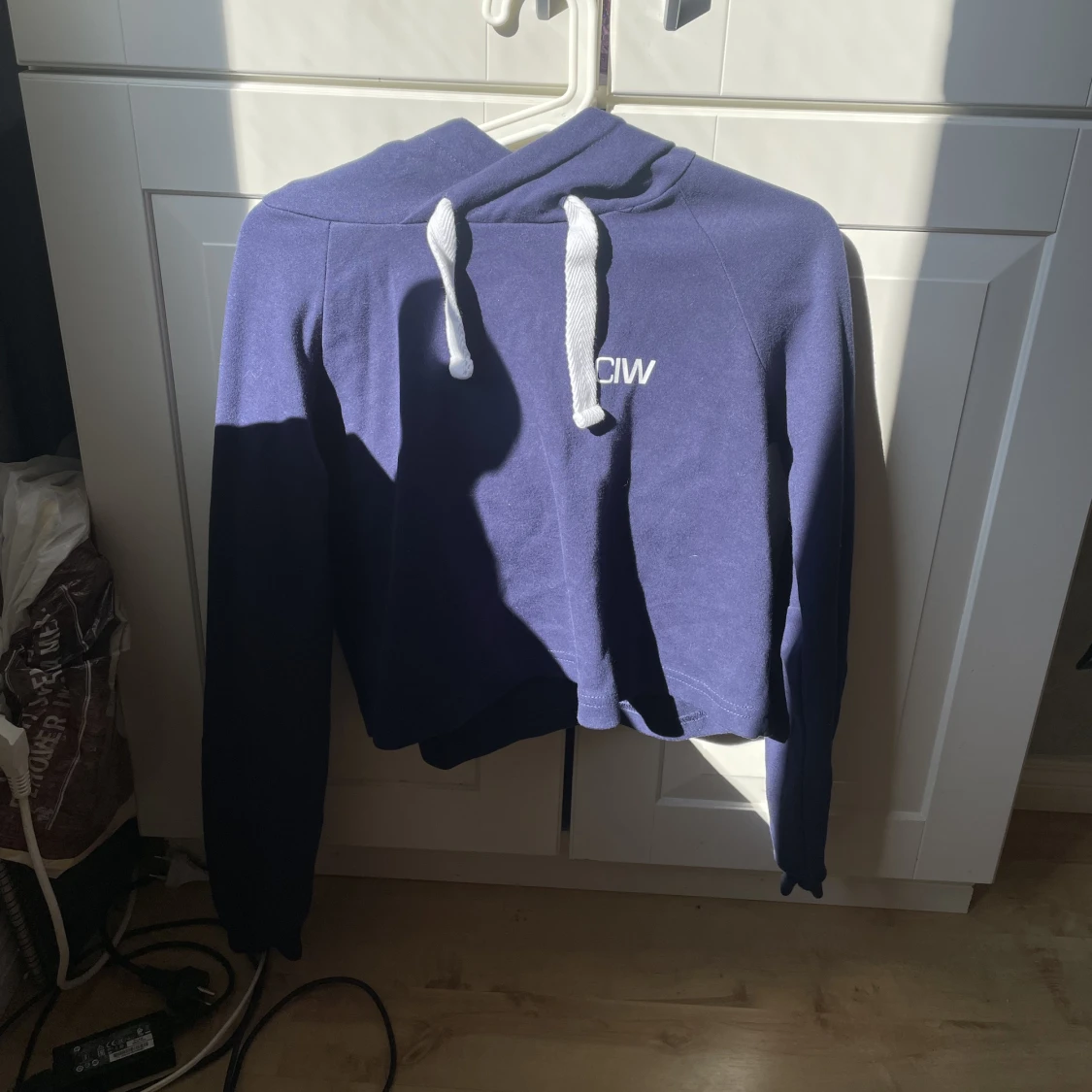 Mörkblå hoodie iciw