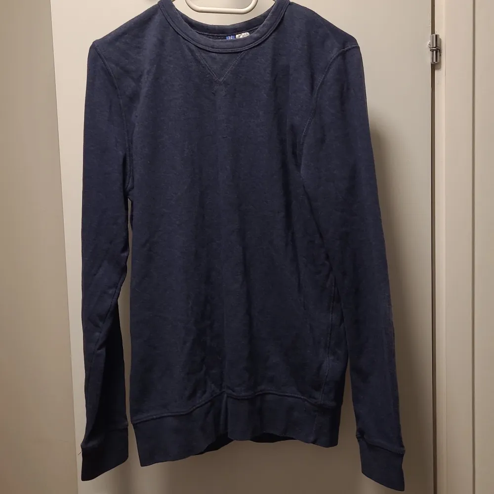 Size S lightly used in good condition Blue shirt.  Feel free to contact for more info. & in Swedish. Hoodies.