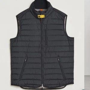 PARAJUMPER- Perfect Super Lightweight Vest Black - Ny väst kostar 4000. Säljer denna endast för 2000kr.  Den är i bra skick.  Hör av er vid funderingar! 