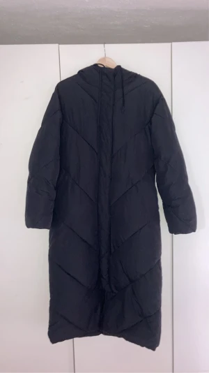 Monki Pufferjacket - nästan oanvänd, svart lång pufferjacka