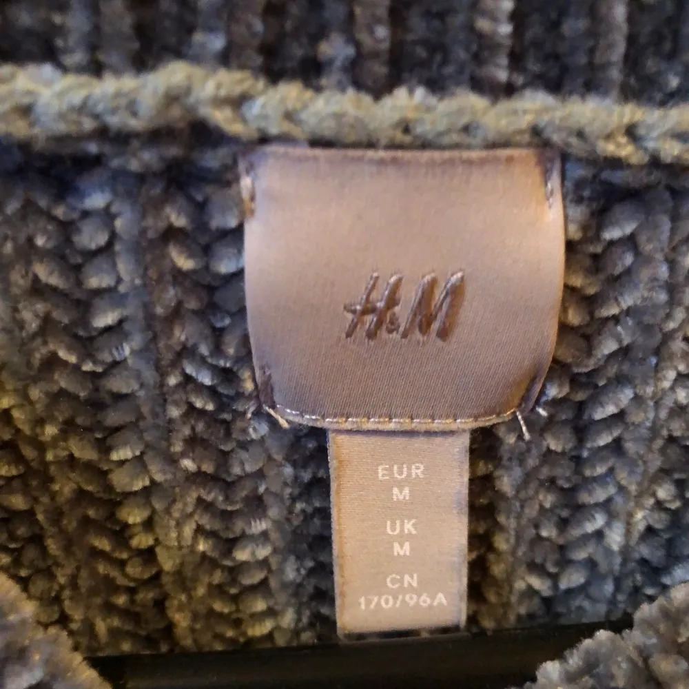 Grön/blå tröja från H&M i stl M. Varm och go, passar att ha på vintern ❄️ Defekter finns där av priset!!!! . Stickat.