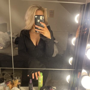 Fin klänning  - Fin ribbad klänning från Gina, med en krage och v-ringad. Detaljer vid händerna och går till över knäna 