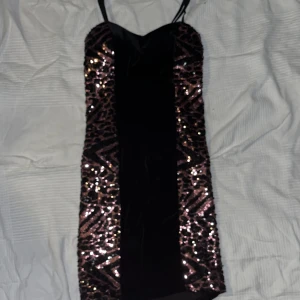 Paljett klänning - Använd gärna köp nu men kontakta mig först 🖤