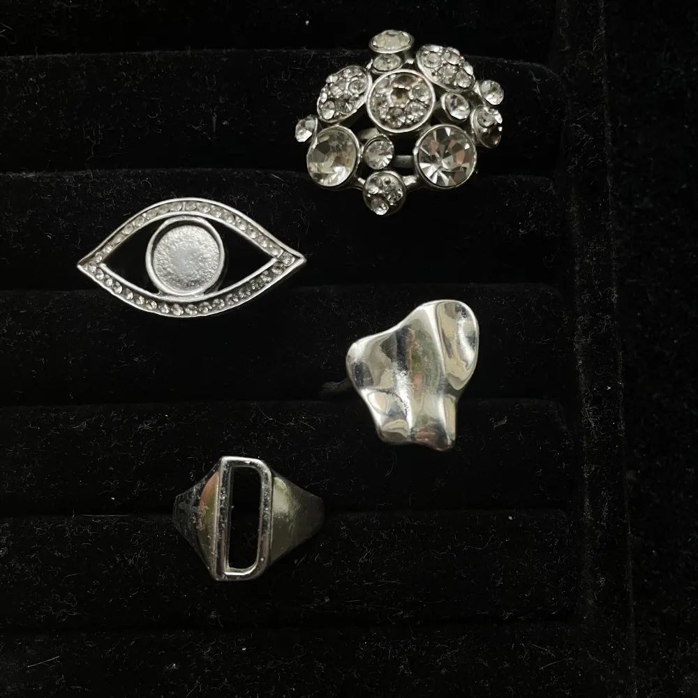 Säljer denna ring ifrån olympia (delia), nypris 80kr. Frakt tillkommer 🙌🏼. Accessoarer.