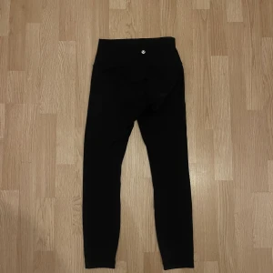 Lululemon tränings tights - Det finns två små håll, ett vid rumpan och ett vid sömnen där av pris, wonder train high rise tight stl 4