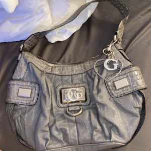 Guess väska - Min fina guess väska som jag tyvärr aldrig använder längre! Den är fortfarande i väldig bra skick med fina detaljer 💓