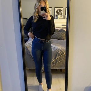 Mörkblåa jeans från lager157 - Säljer mina superfina mörkblåa jeans för att de inte kommer till användning. De är i bra skick då de knappt har används. 