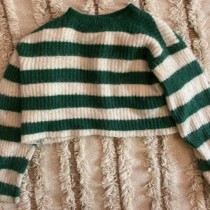 Jätte fin skickar tröja  - Säljer en jätte fin stickar tröja med fina färger! Den är lite kortare i modellen med stora och långa armar