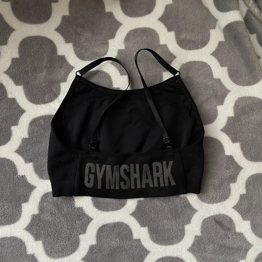 En gymshark sport-bh i storlek M! Nypris är 449kr men jag säljer den för 180🥰 Använd fåtal gånger - inga slitningar. . Toppar.