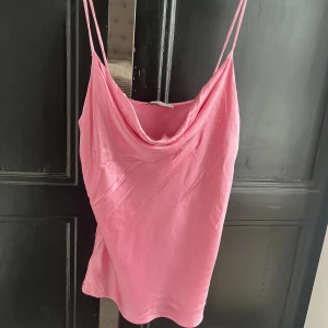 Rosa topp  - Säljer en jätte fin rosa topp från Ginatricot. Köpt för några år sedan så tror inte den finns kvar i butik. Säljer då jag rensar ur garderoben. Storleken är M och tyget är viskos💕