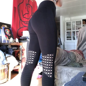 Svarta träningsbyxor med hål som andas  - Snygga svarta träningsbyxor med andningsbart material! Snygga mönster och sommar för att forma dina muskler och ben, storlek S, säljer för 75kr + frakt. 