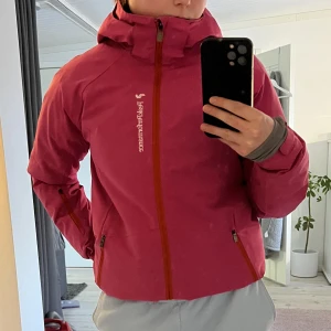 Skidjacka peak performance - (Bild 2 visar färgen bäst!) Rosa skidjacka från peakperformance! Sparsamt använt och i fint skick. Passar mig som har strl S i vanliga fall! 💕på första bilden är den uppvikt! skriv för fler bilder 🙌