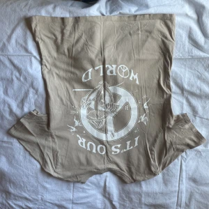 Tshirt med tryck - säljer då det inte är min stil☺️