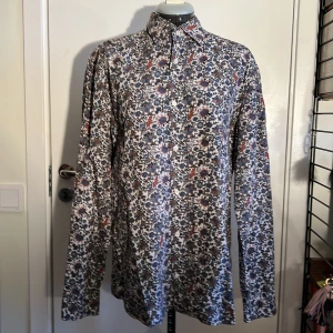 Festlig skjorta! - Jättefin skjorta i perfekt skick och med så snyggt mönster:)
