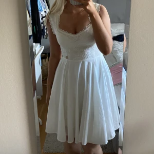 Vit klänning - Vit klänning som passar perfekt till sommaravslutning eller student! I storlek XS från märket Chiara Forti köpt på Bubbleroom. Endast använd en gång på en skolavslutning, så i superbra skick. Skicka privat vid frågor <3