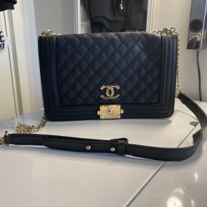 Chanel väska  - Säljer min väska som jag har tyvärr inte andvänt för den är inte direkt min still längre 
