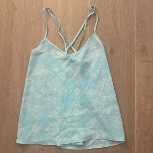 Linne från Hollister, XS - Turkost linne från Hollister i storlek XS. Endast använt 1 gång! 