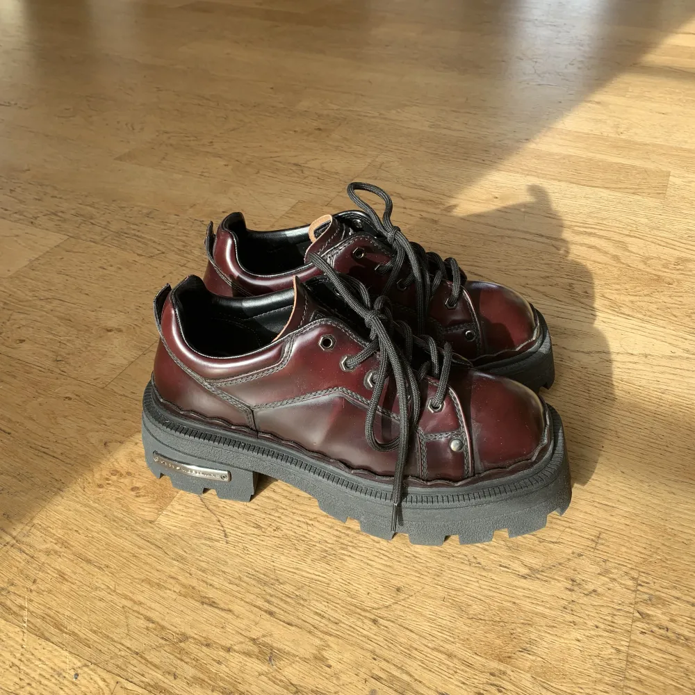 Säljer eytys detroit loafers/boots i rött läder då de inte kommer till användning❣️ Storlek 41, men funkar också om man har 40! Nypris 2800, endast använda en gång!!. Skor.