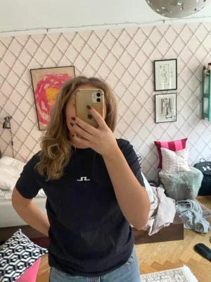 J lindebergs tröja - Så fin tröja från j Lindeberg. Köpt på en sample sale. Materialet är lite åt de träningsalterativ håller men jag använder den som en vardagströja. 