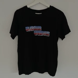 Gestuz T-shirt  - Svart T-shirt från Gestuz med texten 