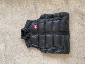 Äkta canada goose väst strl M - Den är i ny skick. Ser helt ny ut. Inget hål. Inget kvitto. 