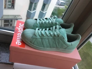 Adidas superstar supercolor human race Pharrell  - Storlek 42.5 us9   Human race pharrell Mycket bra skick  Finns hämta i Stockholm eller frakt 