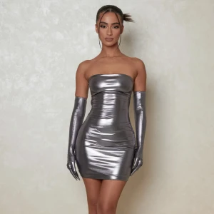 Silver Crome metallic klänning  - Klänning i metallic/crome material. Stretchig och endast använd 1 gång. Kommer med handskar ❤️