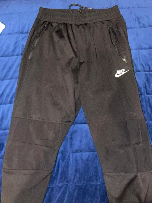 Nike Dri-Fit byxa - En splitterny svart Nike Dri-Fit byxa som passar perfekt under våren och sommaren. Jätte luftig. Kunden står för frakt!