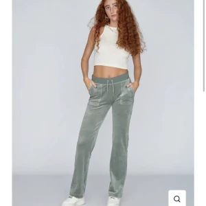 Juicy couture byxor strl L - Intressekoll på mina juicy byxor i storlek L eftersom att de är förstora💕 endast använda hemma 💥Köptes sent i 2022💓 kan även tänka mig att byta mot ett par andra i storlek M💕 skriv för privata bilder💥