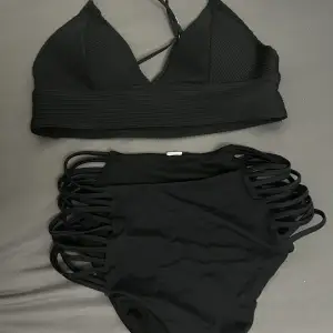 Båda delarna är från H&M. Bikini topen är storlek 38 och underdelen är högmidjad med storleken S. Det går att köpa enskild också. Bikinin är jätte bra skick💗