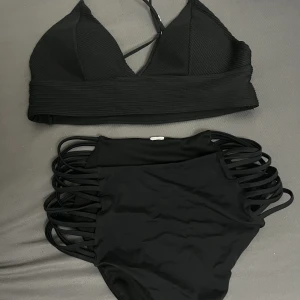 Bikini  - Båda delarna är från H&M. Bikini topen är storlek 38 och underdelen är högmidjad med storleken S. Det går att köpa enskild också. Bikinin är jätte bra skick💗