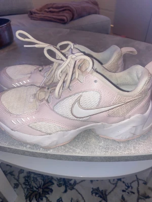 Rosa Nike airs - Ett par jättesnygga Nike sneakers. De är endast använda ett fåtal gånger och de har inga defekter. Köparen står för frakt