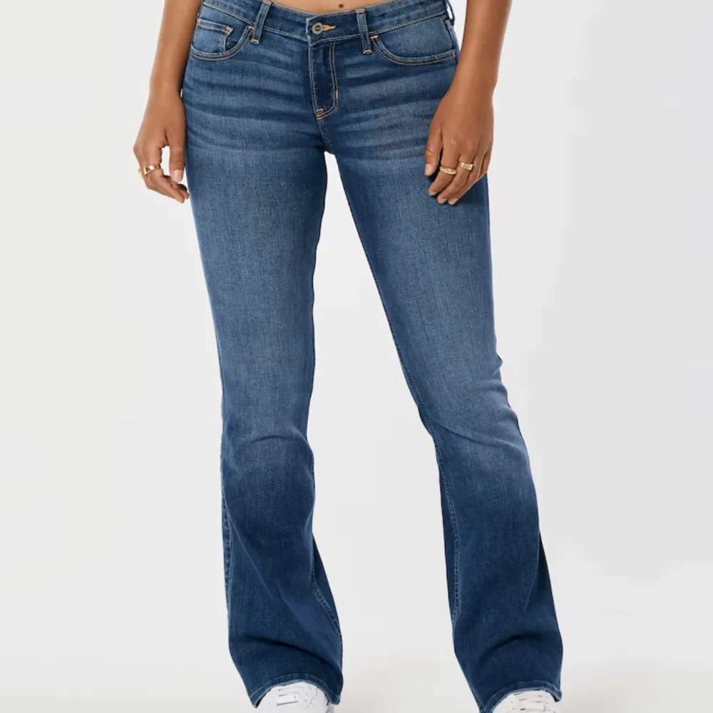 Säljer mina låg midjade bootcut jeans från hollister, bilderna är lånade så skriv privat för fler bilder, nypris 600🥰❤️. Jeans & Byxor.