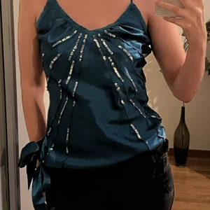 Topp - Topp med paljetter på, köpt second hand men är knappt använd💖