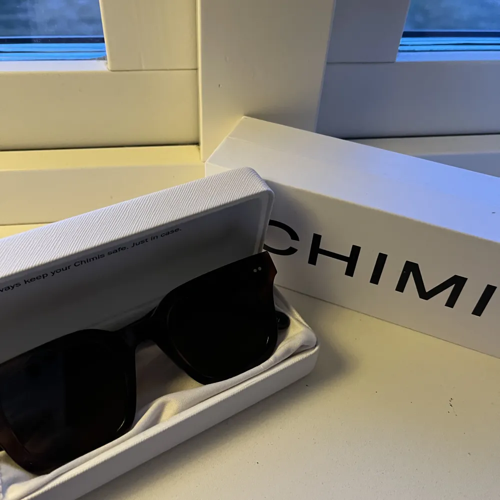 Säljer mina supersnygga solglasögon från Chimi. Köpta i somras och har bara använts ett fåtal gånger. Färgen tortoise, storlek 04. Nypris 1250kr💞💞💞. Accessoarer.