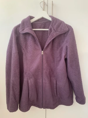 Mjuk lila fleece  - En riktigt mysig fleece i begagnat skick. Köpt på humana i Berlin. Passar bra på M/L