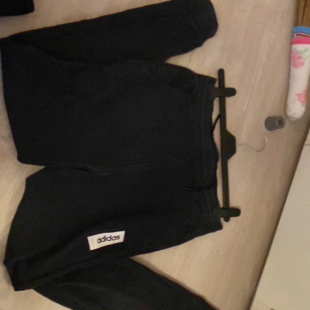 Svarta adidas sweatpants i storlek S, i bra skick och med hög midja.. Jeans & Byxor.