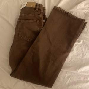 Högmidjade jeans från Lager 157, aldrig använda med prislappen kvar. Samma färg säljs inte längre. Nypris 300 kr