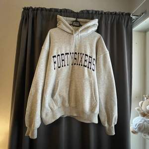 Svin fet tjock district fortysix hoodie köpt på Junkyard för nåt år sedan. As nice boxy fit på den här. Inga tydliga defekter. Pris kan diskuteras😀