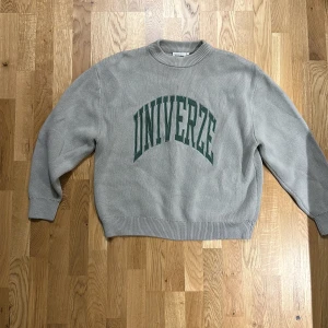 Weekday sweatshirt - Sparsamt använd. Passar även M då den är oversized.