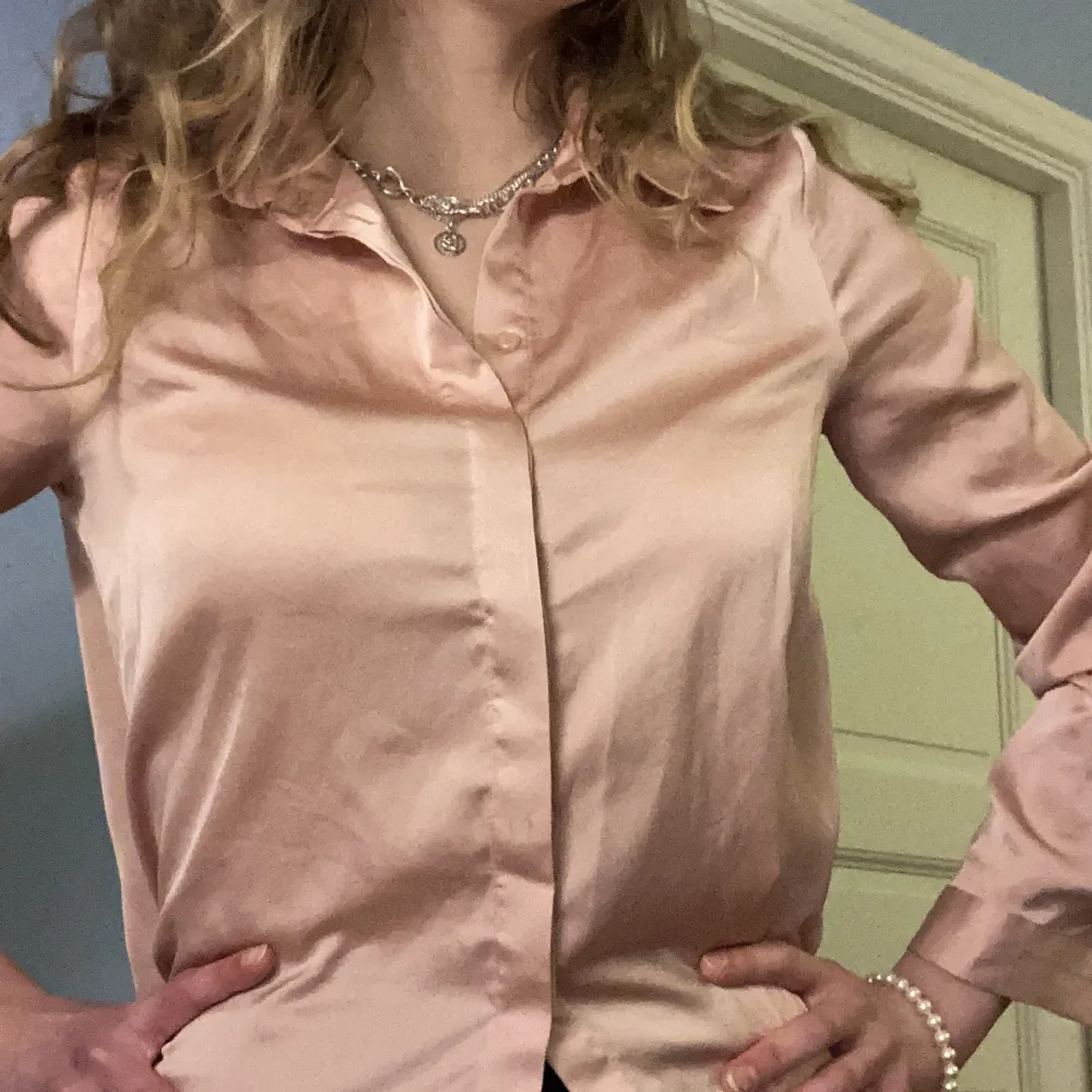 Rosa skjorta i sammetsmaterial från twist and tango💕. Skjortor.